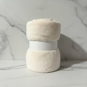 Luxurious Cream Throw Blanket New